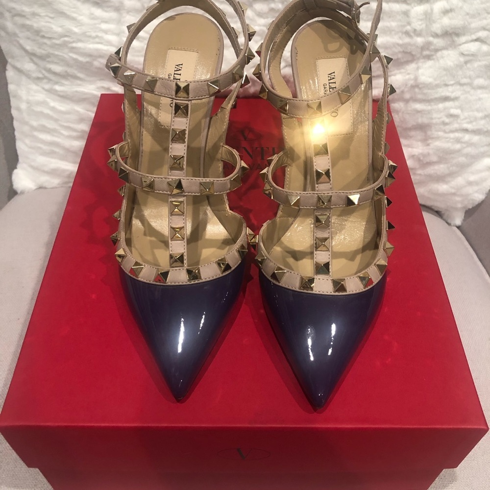 VALENTINO ROCKSTUDS PURPLE PATENT LEATHER HEEL. - Picture 6 of 13